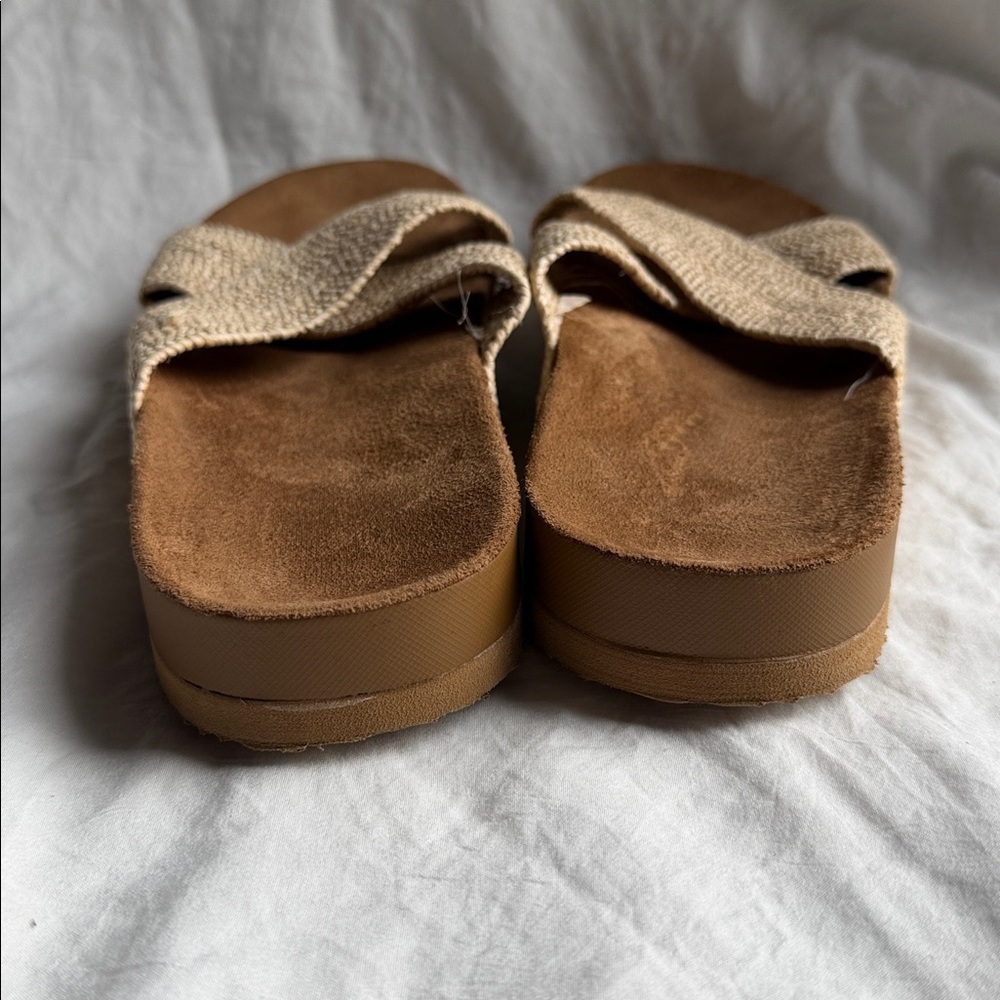 Elegant Beige Cross-Strap Sandals - Picture 5 of 6